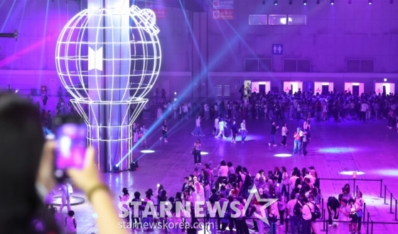 13일 경기 고양시 킨텍스 전시장에서 방탄소년단과 아미의 축제 &#039;BTS FESTA&#039;가 열린 가운데 한국과 글로벌 팬들이 오프라인 행사를 즐기고 있다. /2025.06.13 /사진=김휘선 hwijpg@