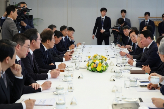 이재명 대통령이 13일 서울 용산 대통령실에서 열린 6경제단체와 기업인 간담회에서 최태원 대한상의 회장의 발언을 듣고 있다. /사진제공=뉴스1