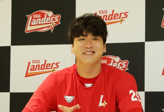 13일 기자회견을 하고 있는 김광현. /사진=SSG 랜더스
