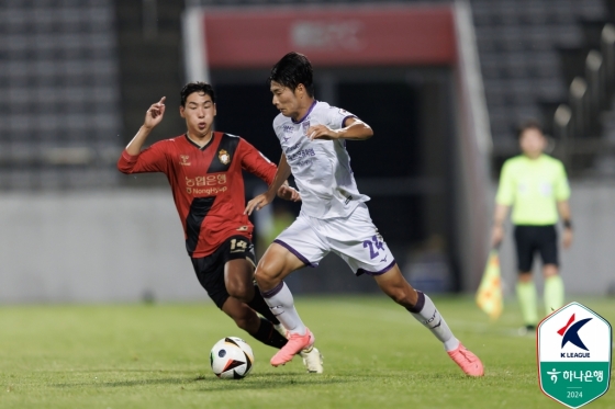 유진홍(오른쪽). /사진=한국프로축구연맹 제공