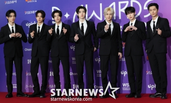 (서울=뉴스1) 권현진 기자 = 엔하이픈 니키(왼쪽부터)와 희승, 제이크, 성훈, 정원, 선우, 제이가 22일 오후 서울 성북구 안암동 고려대학교 화정체육관에서 열린 &#039;제 1회 디어워즈&#039; 레드카펫 행사에 참석해 포즈를 취하고 있다. 2025.2.22/뉴스1  Copyright (C) 뉴스1. All rights reserved. 무단 전재 및 재배포,  AI학습 이용 금지. /사진=(서울=뉴스1) 권현진 기자