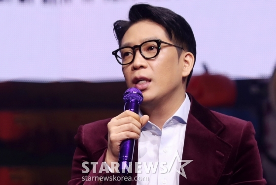  가수 MC몽이 25일 오후 서울 광진구 예스24 라이브홀에서 진행된 정규 8집 앨범 &#039;CHANNEL 8&#039; 발매 기념 기자간담회에서 질의응답을 하고 있다.