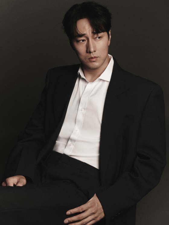 넷플릭스 오리지널 시리즈 &#039;광장&#039;의 주연배우 소지섭이 12일 진행된 인터뷰를 위해 포즈를 취하고 있다. /사진제공=넷플릭스 