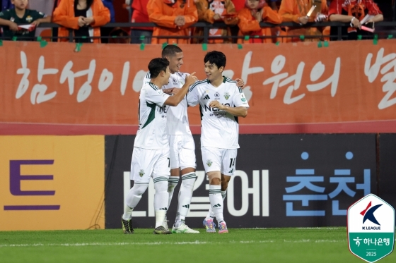 전진우(오른쪽)가 티아고(가운데)의 득점을 축하하고 있다. /사진=한국프로축구연맹 제공