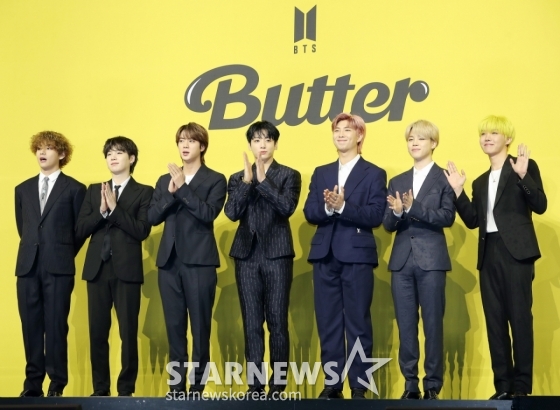 방탄소년단(BTS, 뷔 슈가 진 정국 RM 지민 제이홉)이 21일 오후 서울 송파구 방이동 올림픽홀에서 진행된 새 싱글앨범 &#039;Butter&#039; 발매 기념 쇼케이스에서 인사하고 있다.  &#039;Butter&#039;에는 버터처럼 부드럽게 녹아들어 너를 사로잡겠다는 방탄소년단의 귀여운 고백이 담겨있다.  방탄소년단은 &#039;Butter&#039;를 사실상의 선 공개 싱글로 스타트를 끊고 6월 중 &#039;Butter&#039;가 포함된 새 앨범을 발매할 계획이다. 2021.05.21