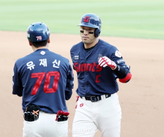 적시타를 치고 기뻐하는 전준우(오른쪽). /사진=강영조 선임기자
