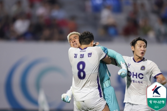 김다솔(가운데)이 안데르손의 페널티킥 실축을 유도한 뒤 포효하고 있다. /사진=한국프로축구연맹 제공
