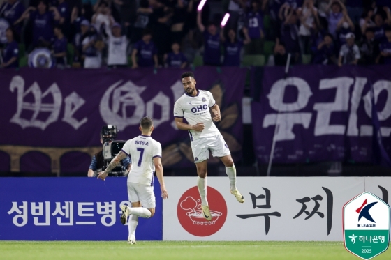 모따(오른쪽)가 득점 후 세리머니하고 있다. /사진=한국프로축구연맹 제공