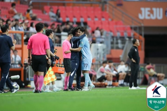 김주공(77번)이 선제골을 넣고 김병수 감독과 포옹하고 있다. /사진=한국프로축구연맹