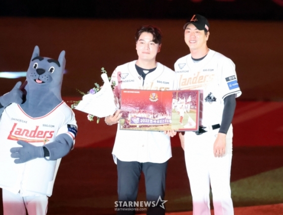 은퇴식에서 김광현(오른쪽)으로부터 랜더스 사진 앨범을 받고 있는 추신수(가운데). /사진=강영조 선임기자