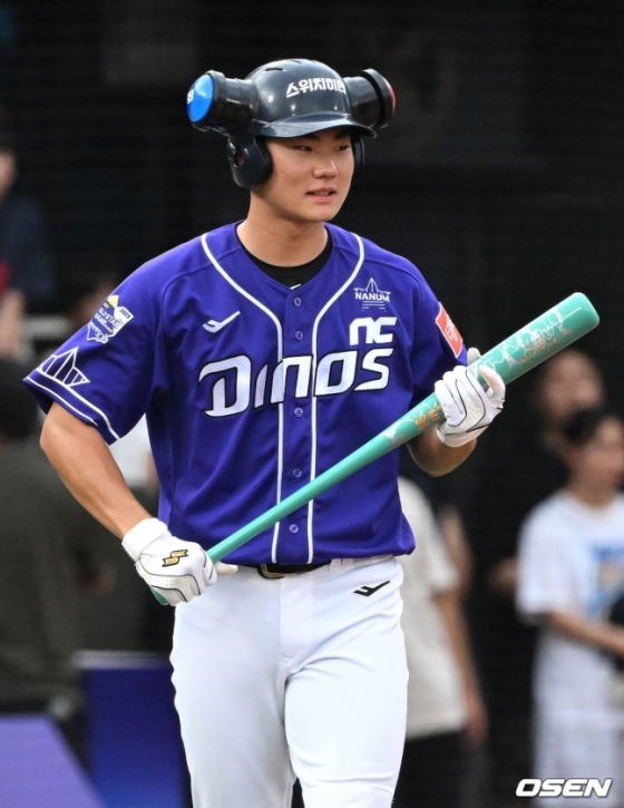 NC 김주원이 지난 2023년 KBO 올스타전에서 &#039;스위치히터&#039;가 새겨진 헬멧을 쓰고 출전했다. 