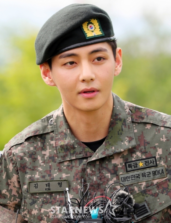 [춘천=뉴시스] 김혜진 기자 = 군 복무를 마친 방탄소년단 RM, 뷔가 10일 오전 강원 춘천시 한 부대 인근에서 전역인사를 하고 있다. 2025.06.10. jini@newsis.com /사진=김혜진