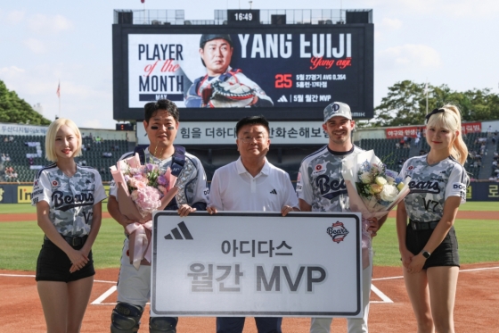 (왼쪽부터) 두산 베어스 서현숙 치어리더, 양의지, 김태룡 두산 베어스 단장, 잭로그, 안혜지 치어리더. /사진=두산 베어스 제공