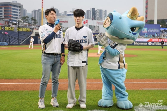 NC 김형준의 동생 김승준 씨(가운데)가 시구에 나서고 있다. /사진=NC 다이노스 제공 