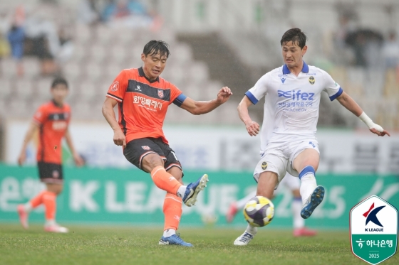 문지환(오른쪽). /사진=한국프로축구연맹 제공