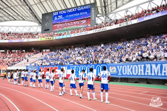 일본 프로축구 J1리그 요코하마 F.마리노스 선수들이 15일 알비렉스 니가타전 패배 후 팬들 앞에 아쉬워하고 있다. /사진=요코하마 F.마리노스 홈페이지 캡처