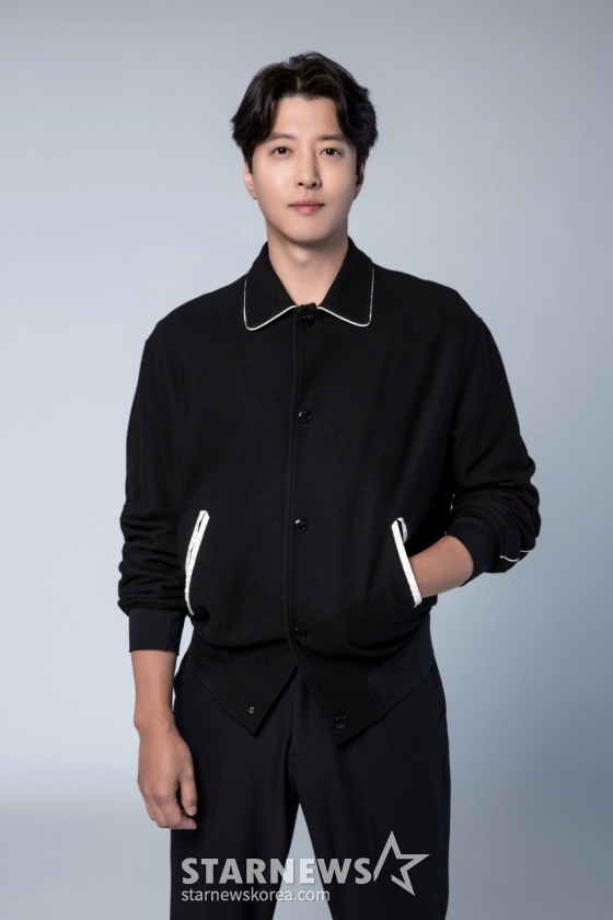 배우 이동건이 12일 오후 서울 강남구 청담동 FNC엔터테인먼트 사옥에서 진행된 넷플릭스 오리지널 &#039;셀러브리티&#039; 관련 인터뷰를 위해 포즈를 취하고 있다.  이동건은 극 중 돈과 권력을 다 가진 법무법인 태강의 오너이자 시현(이청아 분)의 남편인 변호사 태전 역을 열연했다.   &#039;셀러브리티&#039;는 유명해지기만 하면 돈이 되는 세계에 뛰어든 서아리(박규영 분)가 마주한 셀럽들의 화려하고도 치열한 민낯을 그렸다. / 사진제공 = FNC엔터테인먼트