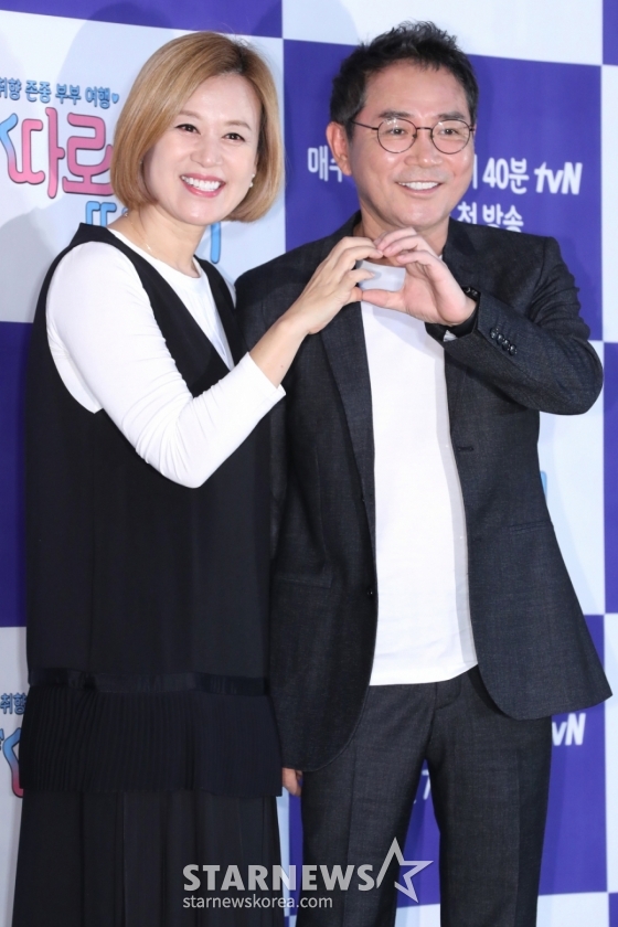  개그맨 박미선, 이봉원 부부가 1일 오전 서울 마포구 상암동 CJ ENM에서 열린 예능프로그램 &#039;따로 또 같이&#039; 제작발표회에서 포즈를 취하고 있다.