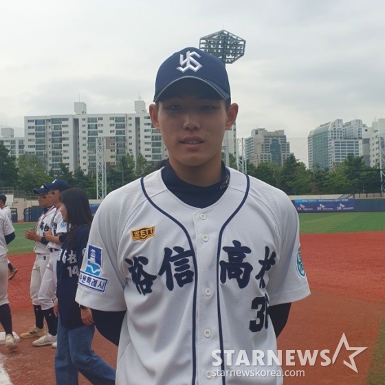 유신고 신재인이 지난 5월 2025 황금사자기 준우승 당시 취재진의 인터뷰 요청에 응하고 있다. /사진=김동윤 기자