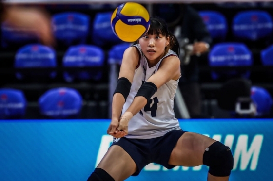 VNL 독일전에서 서브 리시브를 하고 있는 정윤주. /사진=FIVB 제공