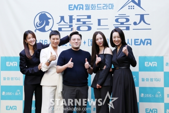 배우 이시영, 정영주, 민진기 감독, 배우 김다솜, 남기애가 16일 서울 마포구 스탠포드호텔에서 진행된 ENA 드라마 &#039;살롱 드 홈즈&#039; 제작발표회에서 포즈를 취하고 있다. /2025.06.16 /사진=김휘선 hwijpg@