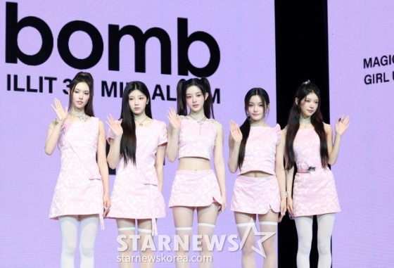 (서울=뉴스1) 권현진 기자 = 그룹 아일릿의 윤아(왼쪽부터)와 민주, 모카, 원희, 이로하가 16일 오후 서울 광진구 광장동 예스24 라이브홀에서 가진 세 번째 미니앨범 &#039;bomb&#039; 발매 기념 쇼케이스에 참석해 포즈를 취하고 있다. 2025.6.16/뉴스1  Copyright (C) 뉴스1. All rights reserved. 무단 전재 및 재배포,  AI학습 이용 금지. /사진=(서울=뉴스1) 권현진 기자