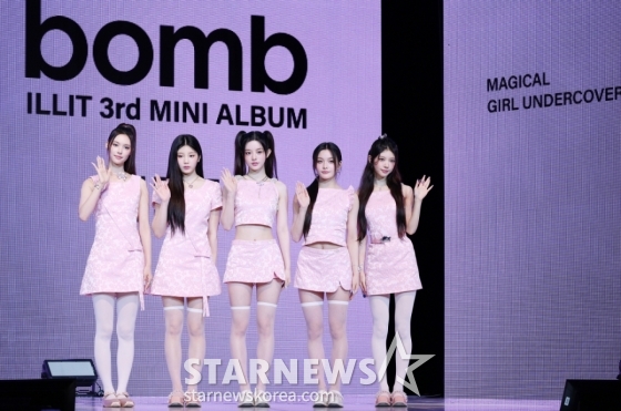 그룹 아일릿이 16일 서울 광진구 예스24 라이브홀에서 진행된 미니 3집 앨범 &#039;bomb&#039; 발매 기념 쇼케이스에서 포즈를 취하고 있다. /2025.06.16 /사진=김휘선 hwijpg@