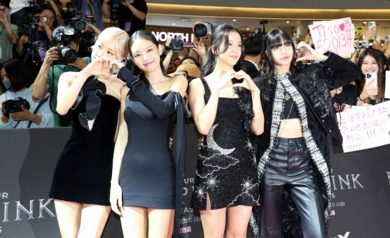 [서울=뉴시스] 김혜진 기자 = 그룹 블랙핑크(BLACK PINK)가 9일 오후 서울 영등포구 타임스퀘어에서 열린 &#039;본 핑크 인 시네마스(BORN PINK IN CINEMAS)&#039; 핑크 카펫에서 포즈를 취하고 있다. 2024.08.09. jini@newsis.com /사진=김혜진