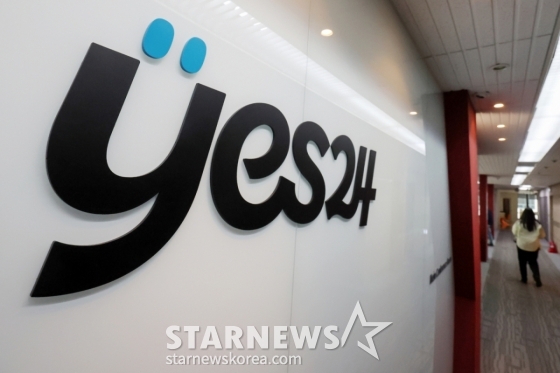 (서울=뉴스1) 민경석 기자 = 온라인 서점 예스24(YES24)의 시스템 먹통 사태가 9일 발생한 이후 닷새째 이어지며 2000만 명이 넘는 회원 고객들의 불편과 불안이 계속되고 있다.  13일 서울 영등포구 예스24 본사에서 직원들이 오가고 있다. 2025.6.13/뉴스1  Copyright (C) 뉴스1. All rights reserved. 무단 전재 및 재배포,  AI학습 이용 금지. /사진=(서울=뉴스1) 민경석 기자