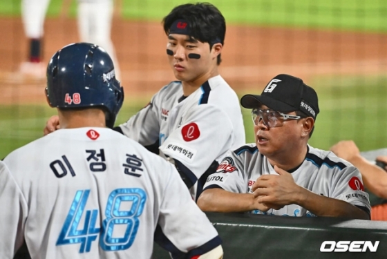 지난 시즌 이정훈(왼쪽)과 김태형 감독이 이야기를 하고 있다.