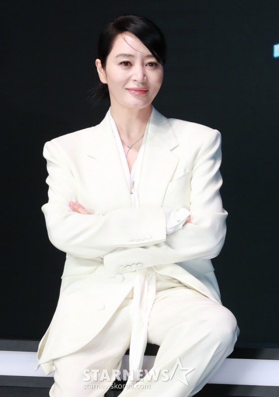 배우 김혜수가 8일 오전 서울 여의도 콘래드호텔에서 진행된 디즈니+ 오리지널 시리즈 &#039;트리거&#039; 제작발표회에 참석해 무대로 들어서고 있다.  나쁜 놈들의 잘못을 활짝 까발리기 위해 일단 카메라부터 들이대고 보는 지독한 탐사보도 프로 놈들의 이야기 &#039;트리거&#039;는 오는 15일 공개된다. /2025.01.08 /사진=이동훈 photoguy@