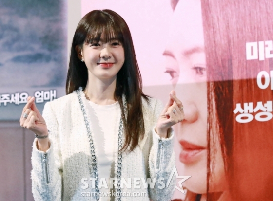 배우 이요원이 1일 오후 서울 CGV용산아이파크몰에서 진행된 영화 &#039;귀신들&#039;(감독 황승재) 언론배급시사회 및 기자간담회에 참석해 포즈를 취하고 있다. /2025.04.01 /사진=이동훈 photoguy@