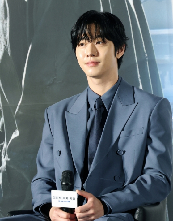 (서울=뉴스1) 권현진 기자 = 배우 안효섭이 17일 서울 광진구 롯데시네마 건대입구에서 열린 영화 &#039;전지적 독자 시점‘(감독 김병우) 제작보고회에 참석해 매력을 발산하고 있다.  &#039;전지적 독자 시점&#039;은 10년 이상 연재된 소설이 완결된 날 소설 속 세계가 현실이 되어 버리고, 유일한 독자였던 ‘김독자’가 소설의 주인공 ‘유중혁’ 그리고 동료들과 함께 멸망한 세계에서 살아남기 위한 판타지 액션 영화다.  2025.6.17/뉴스1  Copyright (C) 뉴스1. All rights reserved. 무단 전재 및 재배포,  AI학습 이용 금지. /사진=(서울=뉴스1) 권현진 기자