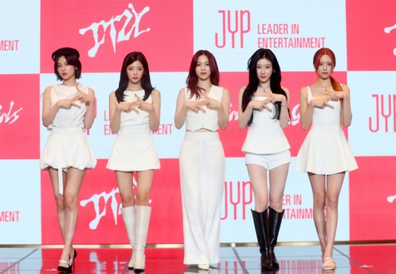 [서울=뉴시스] 김혜진 기자 = 그룹 있지(왼쪽부터 예지, 리아, 류진, 채령, 유나)가 9일 오후 서울 송파구 소피텔 앰배서더 서울 호텔에서 열린 열 번째 미니앨범 &#039;걸스 윌 비 걸스(Girls Will Be Girls)&#039; 발매 기념 기자간담회에서 포즈를 취하고 있다. 2025.06.09. jini@newsis.com /사진=김혜진