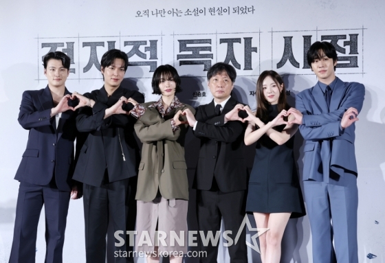 배우 신승호, 이민호, 나나, 김병우 감독, 배우 채수빈, 안효섭이 17일 서울 광진구 롯데시네마 건대입구에서 진행된 영화 &#039;전지적 독자 시점(김병우 감독)&#039; 제작보고회에 참석해 포즈를 취하고 있다. /2025.06.17 /사진=김휘선 hwijpg@