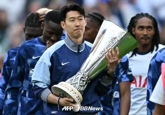 유럽축구연맹(UEFA) 유로파리그 우승 트로피를 들고 있는 토트넘 주장 손흥민. /AFPBBNews=뉴스1