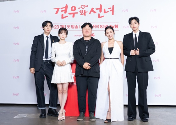 추영우(왼쪽부터), 조이현, 김용완 감독, 추자현, 차강윤/사진=tvN