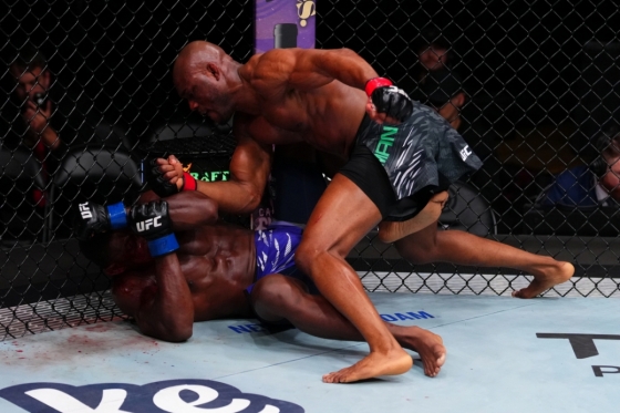 우스만(오른쪽)이 버클리에게 타격을 시도하고 있다. /사진=UFC 제공