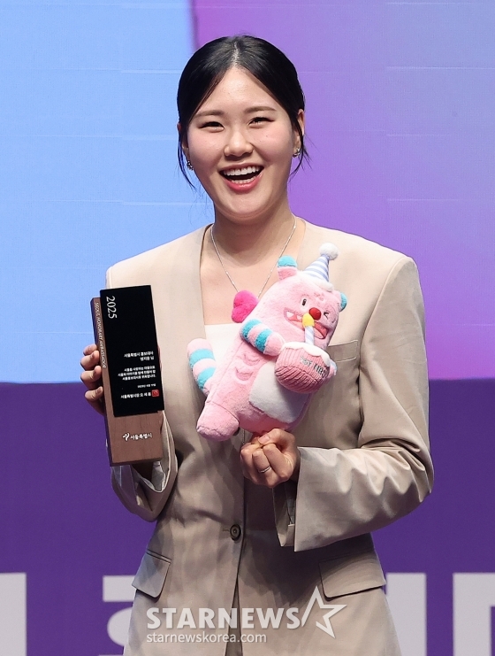 (서울=뉴스1) 김진환 기자 = 개그우먼 겸 유튜버 엄지윤이 17일 오전 서울특별시청에서 열린 ‘2025 서울특별시 홍보대사 위촉식’에서 기념 촬영을 하고 있다. 2025.6.17/뉴스1  Copyright (C) 뉴스1. All rights reserved. 무단 전재 및 재배포,  AI학습 이용 금지. /사진=(서울=뉴스1) 김진환 기자