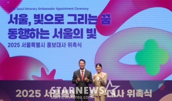 [서울=뉴시스] 김혜진 기자 = 17일 오후 서울 중구 서울시청에서 열린 2025 서울특별시 홍보대사 위촉식에서 오세훈(왼쪽) 서울시장과 방송인 엄지윤이 기념사진을 촬영하고 있다. 2025.06.17. jini@newsis.com /사진=김혜진