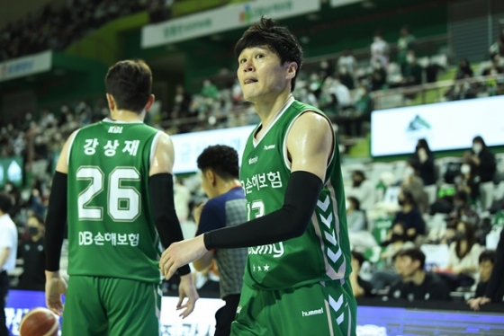  윤호영 감독(오른쪽). /사진=KBL 제공