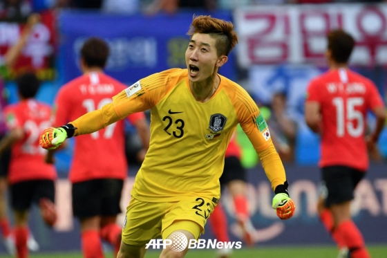 지난 2018 국제축구연맹(FIFA) 러시아 월드컵 조별리그 최종전 독일전에서 한국 대표팀의 골이 터지자 기뻐하고 있는 조현우. /AFPBBNews=뉴스1