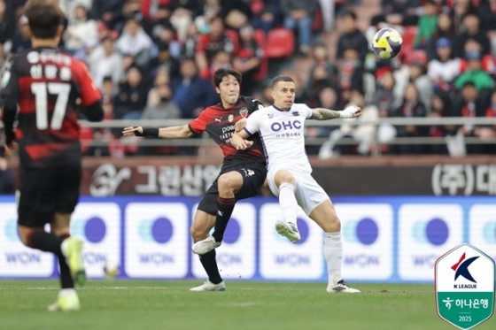 경기에 집중하는 한현서(가운데). /사진=한국프로축구연맹 제공