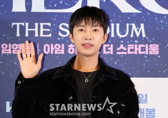 (서울=뉴스1) 김진환 기자 = 가수 임영웅이 22일 오후 서울 CGV 용산아이파크몰에서 열린 &#039;임영웅│아임 히어로 더 스타디움&#039; 무대인사에 참석해 포즈를 취하고 있다.   임영웅의 지난 5월 서울월드컵경기장 공연 실황과 뒷 이야기를 담은 &#039;임영웅│아임 히어로 더 스타디움&#039;은 오는 28일 CGV에서 단독 개봉한다. 2024.8.22/뉴스1  Copyright (C) 뉴스1. All rights reserved. 무단 전재 및 재배포,  AI학습 이용 금지. /사진=(서울=뉴스1) 김진환 기자