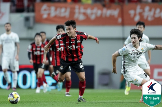 박수일(왼쪽)과 이지호. /사진=한국프로축구연맹 제공