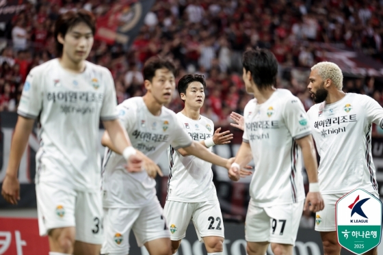 선제골 후 기뻐하는 강원FC 선수들.  /사진=한국프로축구연맹 제공