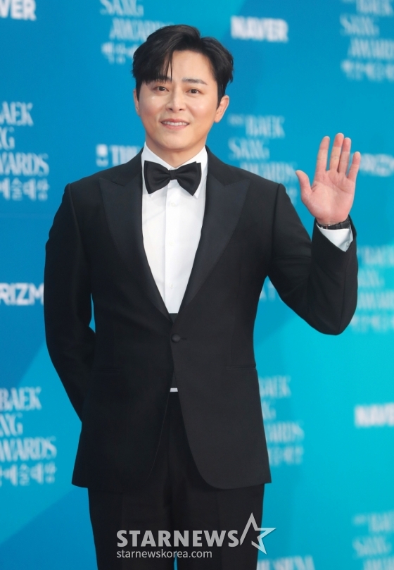[서울=뉴시스] 김혜진 기자 = 배우 조정석이 5일 오후 서울 강남구 코엑스에서 열린 제61회 백상예술대상 시상식에서 포즈를 취하고 있다. 2025.05.05. jini@newsis.comㅂ /사진=김혜진