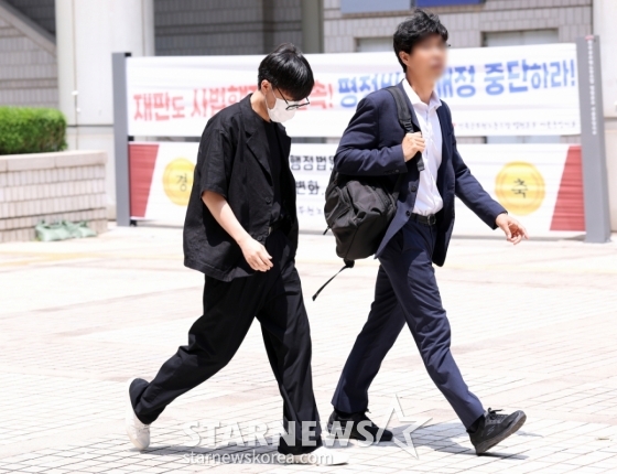 전 NCT 출신 문태일이 특수 준강간 혐의로 18일 서울중앙지방법원에서 열린 공판에서 징역 7년을 구형받은 뒤 법원을 나서고 있다. /2025.06.18 /사진=김휘선 hwijpg@