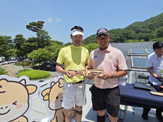 한우 BBQ를 즐기고 있는 김형성(왼쪽)과 이동환. /사진=KPGA
