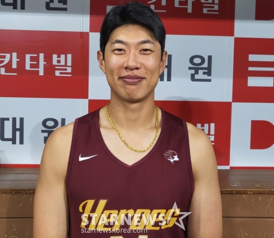키움 송성문이 18일 SSG전을 앞두고 취재진과 인터뷰를 하고 있다. /사진=안호근 기자